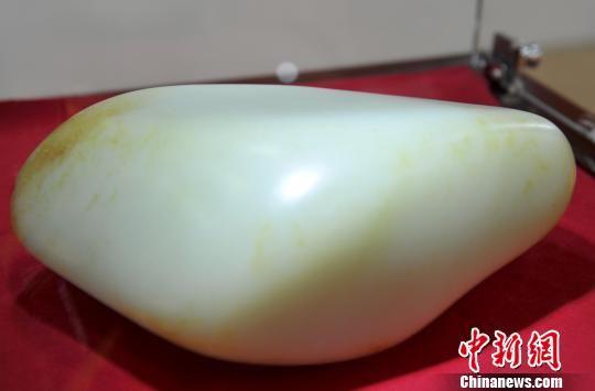 凝如油脂、价值3000万的上等新疆和田白玉籽料亮相深圳亚克西和田玉交易中心。　刘卫勇　摄