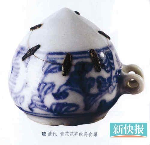 清代锔器青花花卉纹鸟食罐