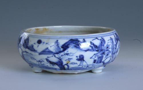 清青花蓝地开光“喜上眉头”纹盘