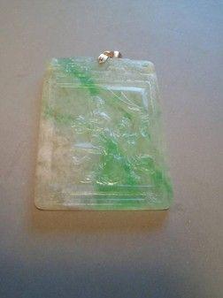 图上这样的精工冰底翡翠件。现在也是价格不菲