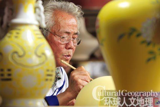 艺人聚精会神制作陶艺