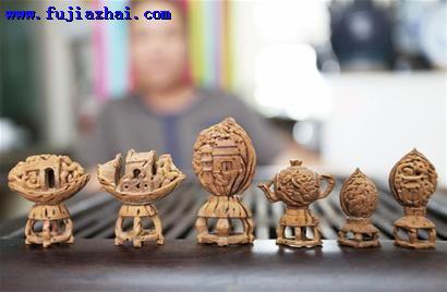 桃核可作画刻刀走龙蛇
