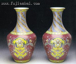 清珐琅彩胭脂紫轧花地宝相花纹瓶