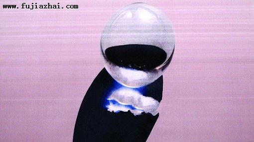 这颗椭圆形的珠子直径2厘米左右，无色透明，光滑无比(资料图)