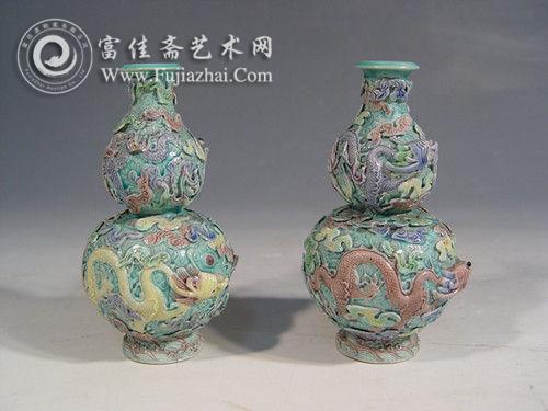 清乾隆素三彩葫芦形贴花龙纹小瓷瓶 清乾隆素三彩葫芦形贴花龙纹小瓷瓶