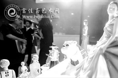 展出的瓷娃娃及曾在《007》中出现的瓷器英国斗牛犬 /晨报记者 杨眉