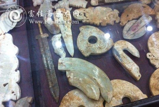 光彩玉器市场柜台里的战汉仿古玉器