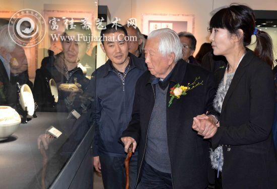 91岁高龄的文物鉴定大师耿宝昌参观“三晋窑火”中国古代山西陶瓷特展
