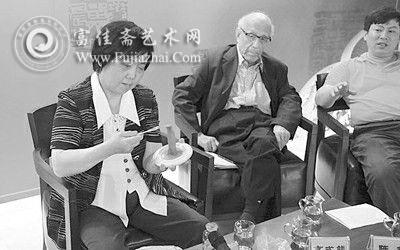 不久前,国家级非物质文化遗产--“鲁庵印泥”在京召开复出新闻发布会,李耘萍(左)和高式熊共同出席。