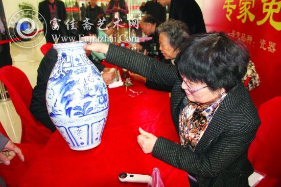 这件青花瓷瓶被专家鉴定为近年制作的赝品。□记者施晓平摄