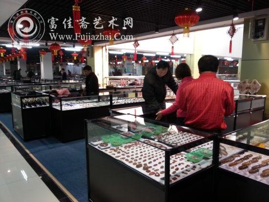 佰汇古玩珠宝城推出京城最大室内地摊