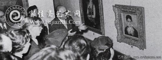 上图为1954年,老古利特在画展上为观众讲解。 上图为1954年,老古利特在画展上为观众讲解。