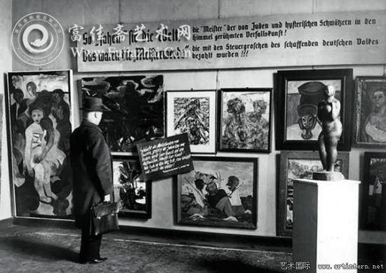 上图为1938年,纳粹在柏林举办“堕落艺术展”。