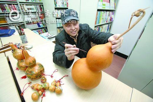 老李画的这个葫芦有点大。重庆晨报记者 王海 见习记者 曾雪嵩 摄