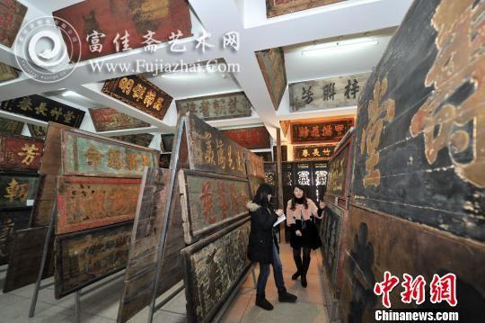 图为杨芳正在介绍匾额。吕明摄
