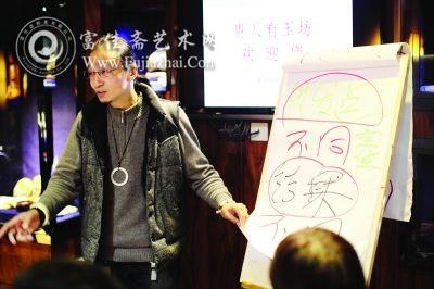 玉痴老怪正在向藏友传授玉文化。