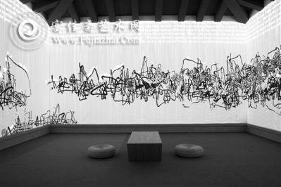 艺术家潘公凯的作品正在今日美术馆展览，这件《雪融残荷》将传统水墨画和多媒体技术结合，业内认为这种创新的当代水墨作品才可能在国外受关注。