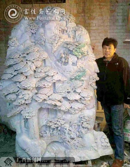 李玟翰和他正在雕刻中的大型玉雕作品《香山九老》。