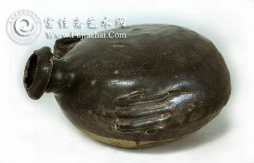 图3 西夏黑褐釉双系扁壶 长18.5厘米 推测为伊克昭盟窑产品 北京民间藏