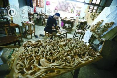陈绍秋师傅在工作室制作潮州木雕。