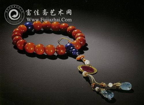 清 琥珀手串 长28厘米 8.97万元 2013年中国嘉德春拍 清 琥珀手串 长28厘米 8.97万元 2013年中国嘉德春拍