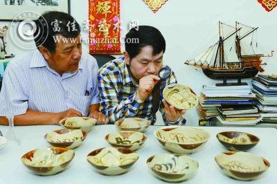 林安在新加坡观摩“黑石号”沉船上发现的长沙窑珍品