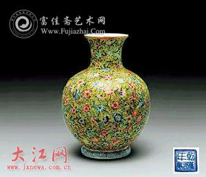 民国粉彩锦地石榴尊 尺寸:长:17cm;口径:6.2cm 成交价:人民币9350元