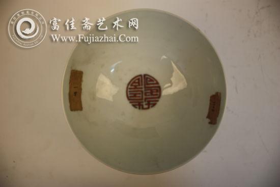 图5-2 白地斗彩八吉祥纹高足碗 图5-2 白地斗彩八吉祥纹高足碗